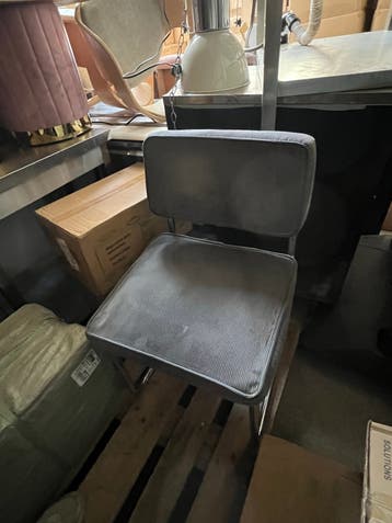 Gratis: 6 slee stoelen stof en 2 plastic lounge stoelen