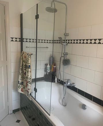 Gratis- gedemonteerde badwand in prima staat