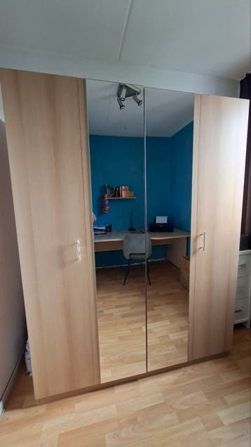 Kledingkast met spiegeldeuren en planken