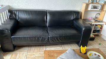 2 zwarte leren driezitsbanken