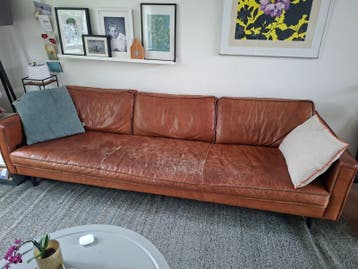 Comfortabele leren bank met gebruikssporen