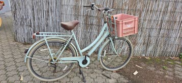 Gratis Lichtblauwe damesfiets met mandje