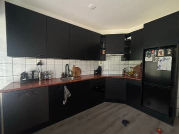 Moderne Zwarte Hoekkeuken met Houten Blad