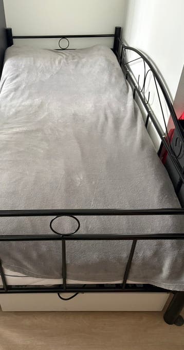 Eenpersoons metalen bed