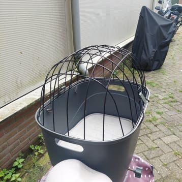 Honden reismandje voor op de fiets