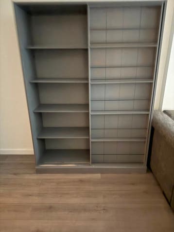 Grijze kast met schuifdeur - MOET VANDAAG WEG