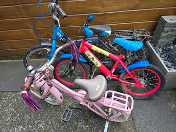 Drie gratis kinderfietsen van verschillende maten