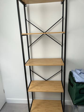 Moderne Boekenkast met Zwarte Metalen Frame en Houten Planke