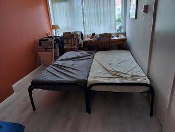 Bed 180200 of 2 éénpersoons bedden.