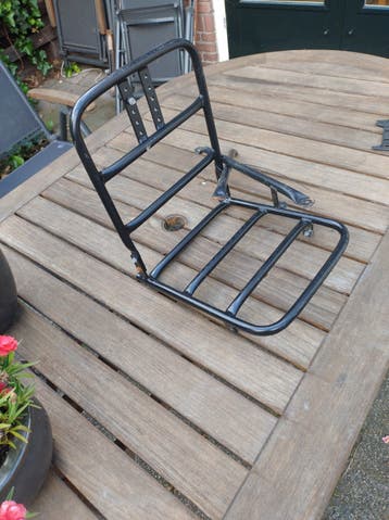 Stevige zwarte fiets voordrager