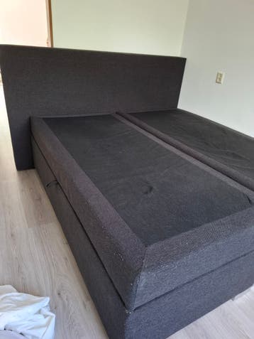 Donkergrijs tweepersoonsbed met opbergruimte