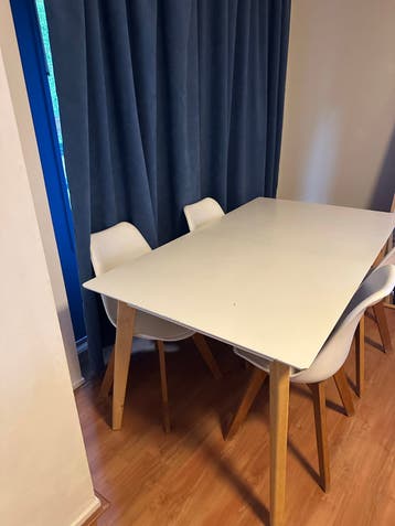 Gebruikte eettafel, schoon, met klein krasje (160x90cm)