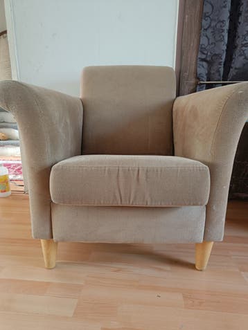 Comfortabele fauteuil met lichte gebruiksporen