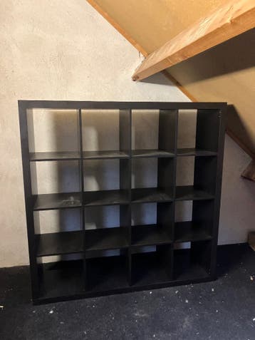 Zwarte vakkenkast IKEA