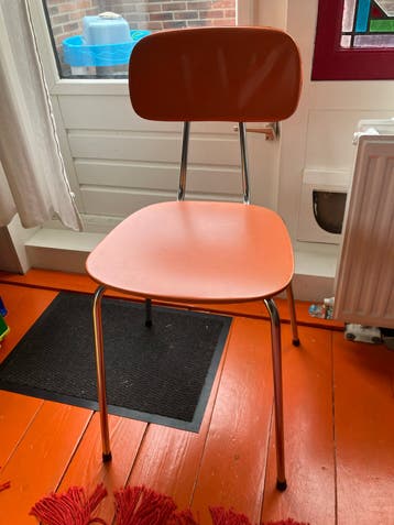 Gratis Oranje stoel met metalen onderstel