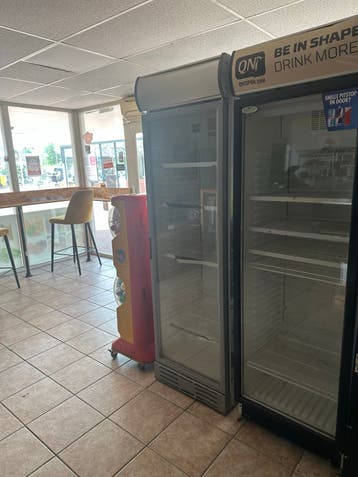 Glazen koelkast met glazen deur