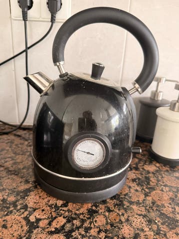 Zwarte waterkoker met temperatuurmeter