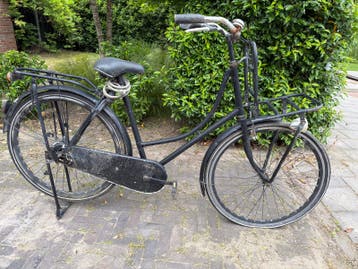 Stevige zwarte transportfiets met voordrager opknapper