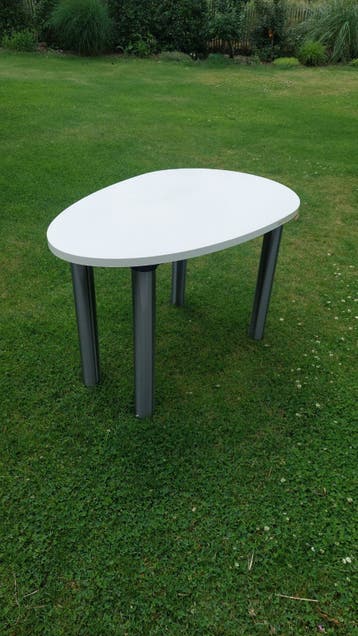 Ovale witte tafel met metalen poten GRATIS