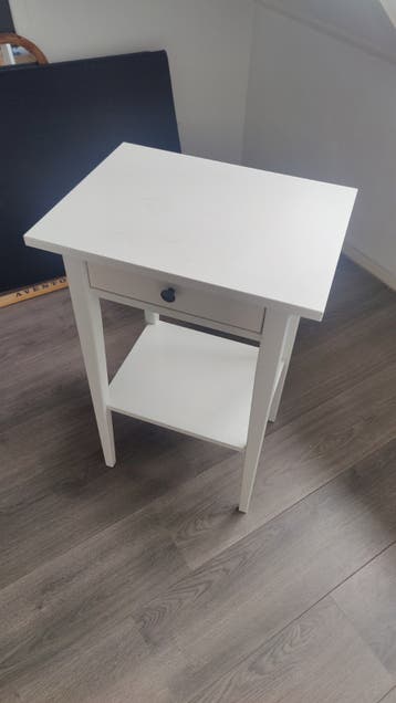 2x wit nachtkastje van IKEA