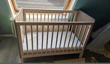 Houten ledikant met matras - Gebruikt, poot afgebroken