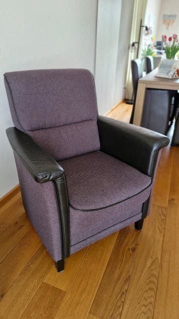 Comfortabele fauteuil met stoffen en lederen bekleding