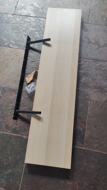 Gratis op te halen: houtkleurige plank met blinde ophang