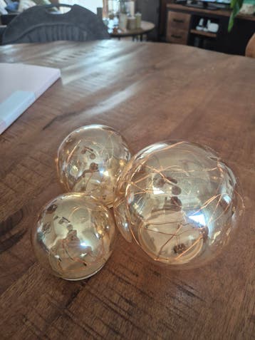GRATIS 3 verschillende maten bollen met lichtjes er in
