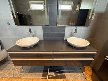 GRATIS Villeroy & Boch Badkamerset, 2 hoge kasten, spiegels