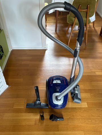 Electrolux stofzuiger met accessoires (kapot)