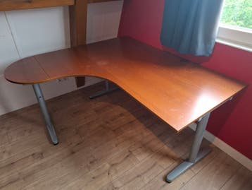 Gratis af te halen: Gebruikt hoekbureau van IKEA
