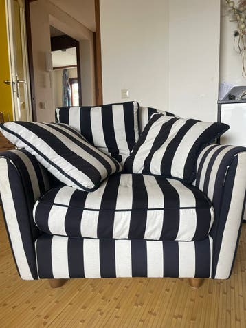 Zwart-wit gestreepte fauteuil met kussens