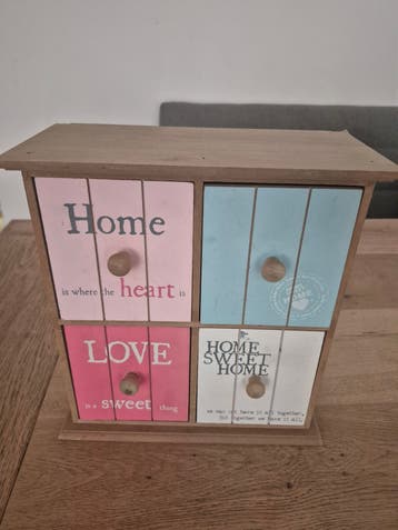 Decoratief houten kastje met 4 lades