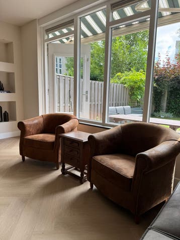 2 Comfortabele bruine fauteuil - Vintage - Met kastje -