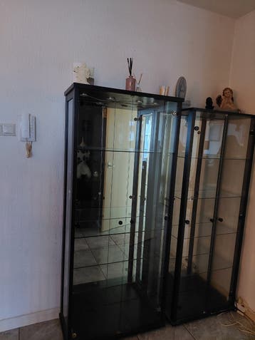 Twee glazen vitrinekasten met verlichting