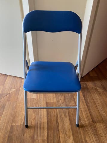 Gratis blauwe klapstoel
