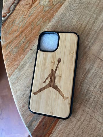 Houten iPhone 12/13mini hoesje met Jordan logo