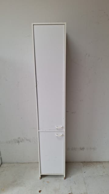 Witte smalle kast met planken - H178 x B32 x D29 cm
