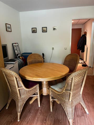 Gratis! Eettafel met 4 stoelen