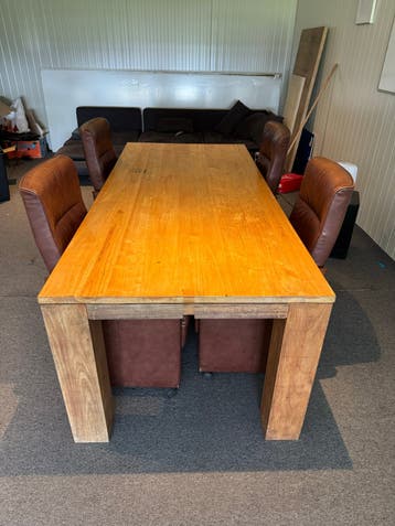 Grote eettafel met lederen stoelen (225x100x78cm)
