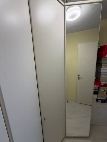 Witte hoekkast met spiegeldeur en planken