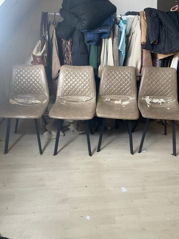 4 GRATIS eetkamerstoelen - beschadigd