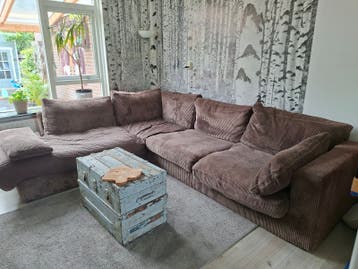Grote bruine ribstof hoekbank - comfortabel en ruim