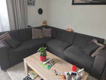 Comfortabele donkergrijze hoekbank