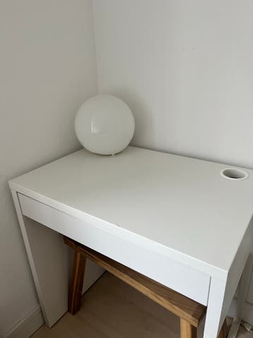 Wit bureau met lade en kabeldoorvoer incl. lamp