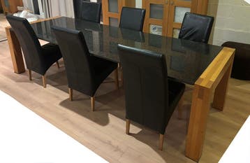 Tafel met houten poten en granieten blad