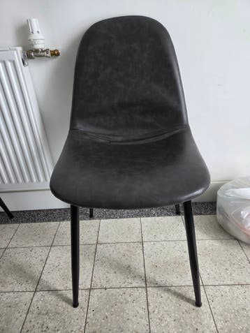 Gratis grijze eetkamerstoelen (4) met gebruikssporen