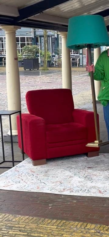Gratis, twee rode stoelen