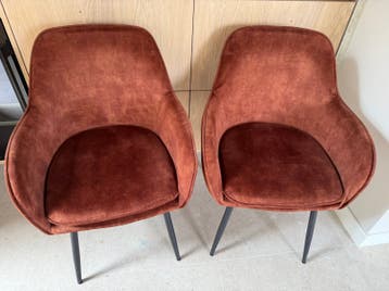 Twee roestbruine stoelen