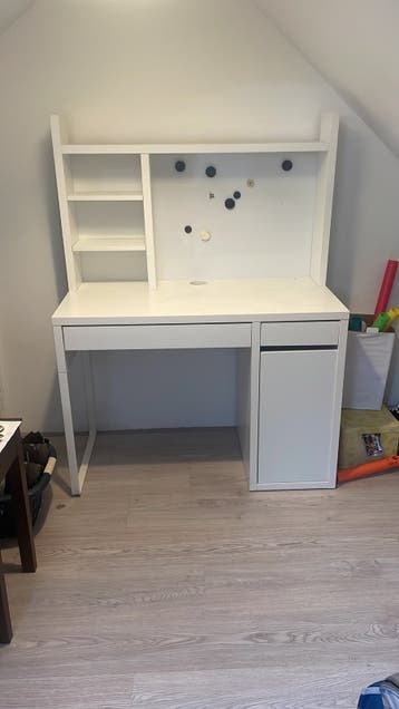Wit bureau met opbouw en ladeblok